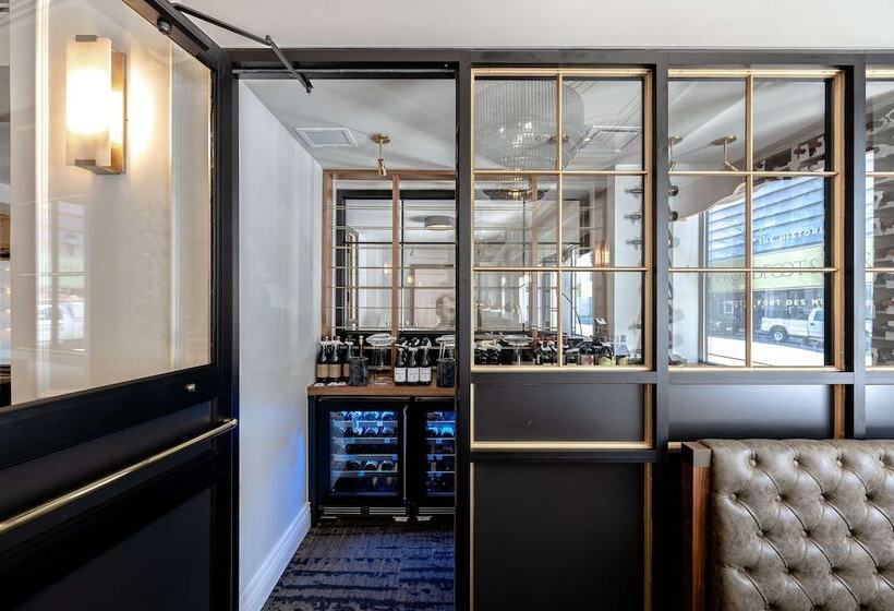 Отель Fort Des Moines, Curio Collection By Hilton