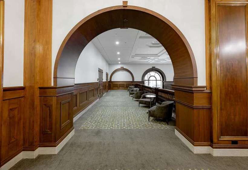 Отель Fort Des Moines, Curio Collection By Hilton