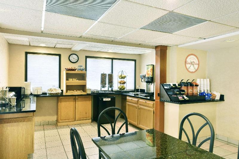 Howard Johnson By Wyndham Allentown/dorney Hotel & Suites