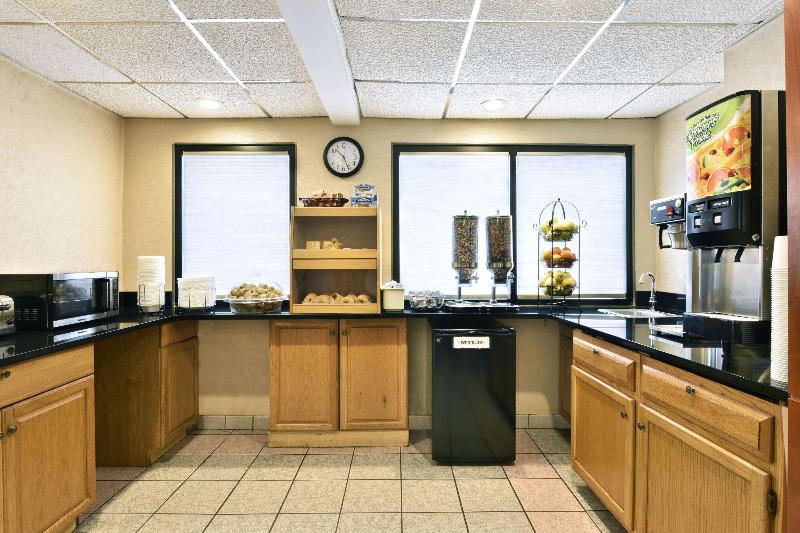 Howard Johnson By Wyndham Allentown/dorney Hotel & Suites