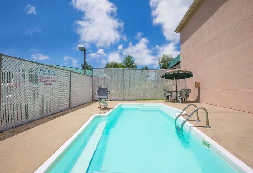 فندق Howard Johnson By Wyndham Beckley