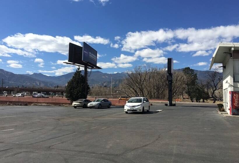 בית מלון כפרי Howard Johnson By Wyndham Colorado Springs