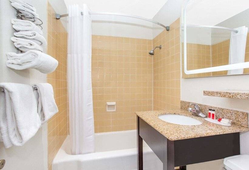 בית מלון כפרי Howard Johnson By Wyndham Colorado Springs