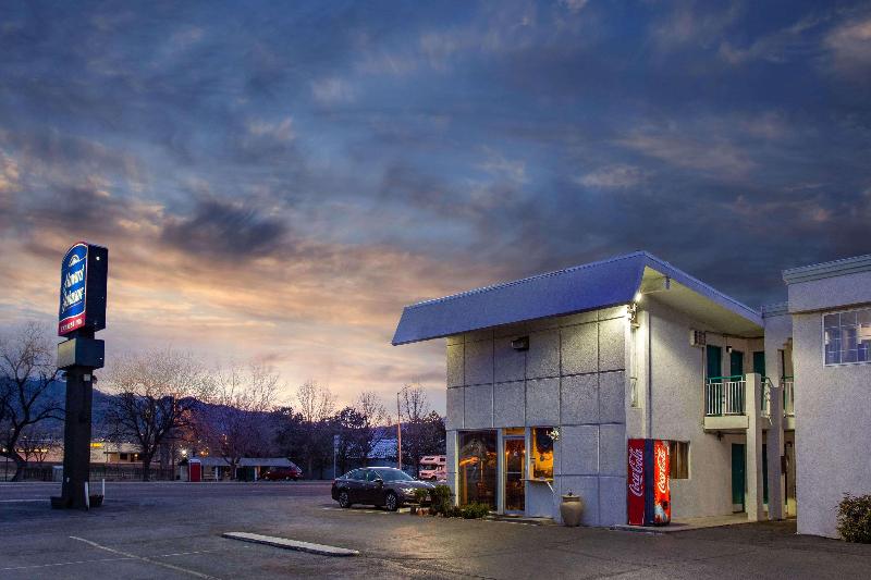 בית מלון כפרי Howard Johnson By Wyndham Colorado Springs