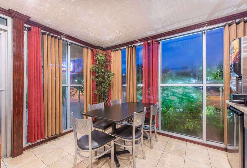 هتل Howard Johnson By Wyndham Historic Lake Charles