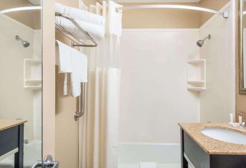 هتل Howard Johnson By Wyndham Historic Lake Charles