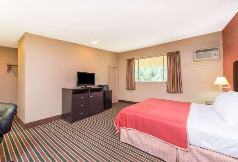 هتل Howard Johnson By Wyndham Historic Lake Charles