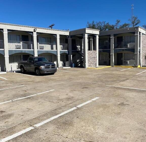 هتل Howard Johnson By Wyndham Historic Lake Charles