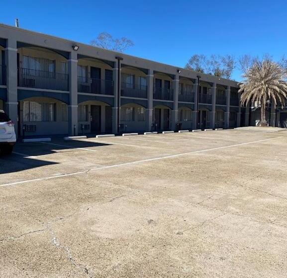 هتل Howard Johnson By Wyndham Historic Lake Charles