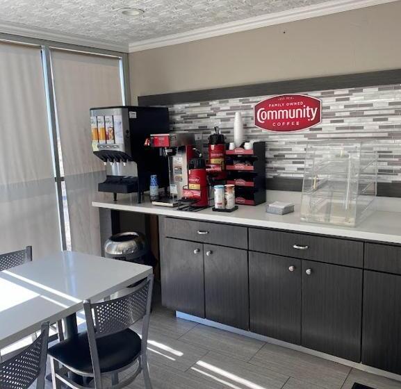 هتل Howard Johnson By Wyndham Historic Lake Charles