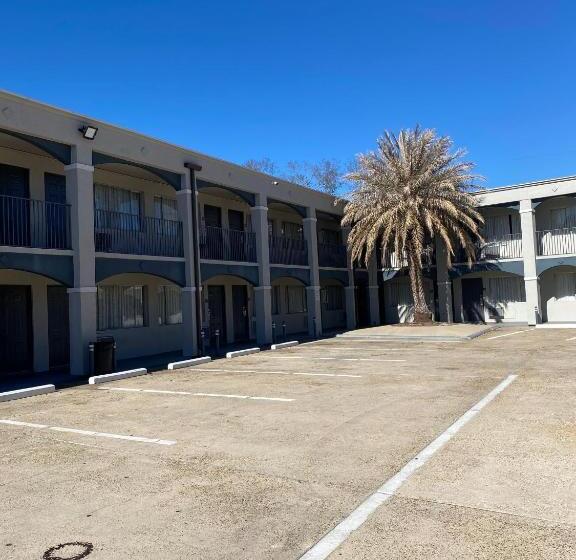 هتل Howard Johnson By Wyndham Historic Lake Charles