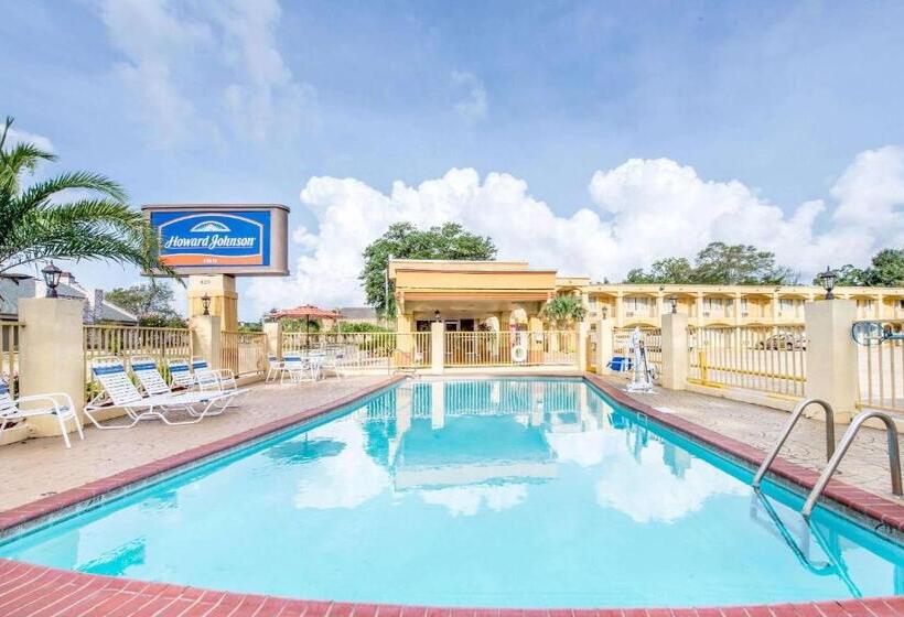 هتل Howard Johnson By Wyndham Historic Lake Charles
