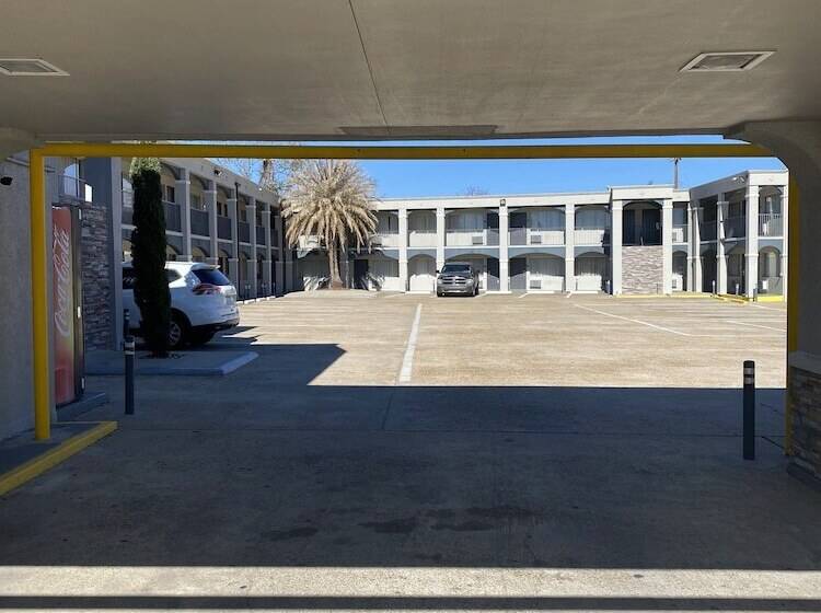 هتل Howard Johnson By Wyndham Historic Lake Charles