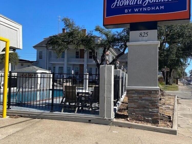 هتل Howard Johnson By Wyndham Historic Lake Charles