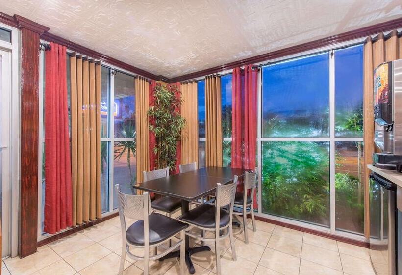 هتل Howard Johnson By Wyndham Historic Lake Charles