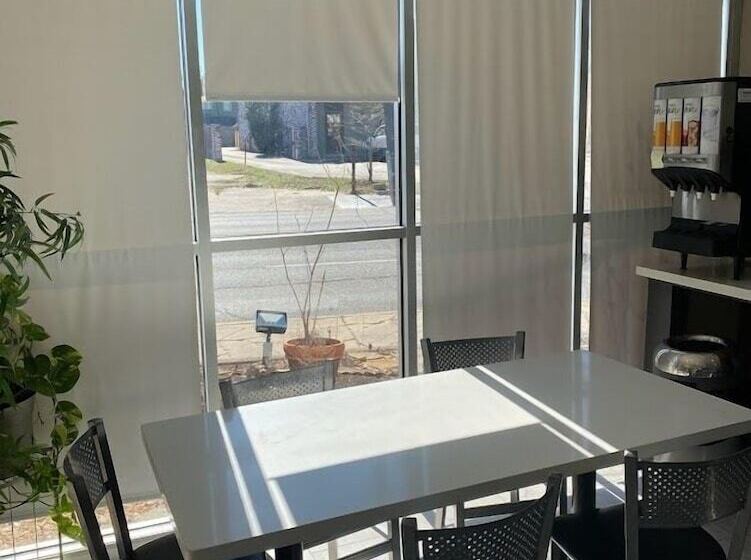 هتل Howard Johnson By Wyndham Historic Lake Charles