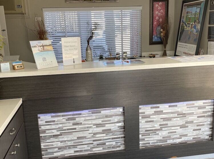 هتل Howard Johnson By Wyndham Historic Lake Charles