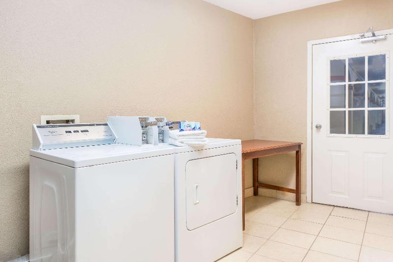 هتل Howard Johnson By Wyndham Historic Lake Charles