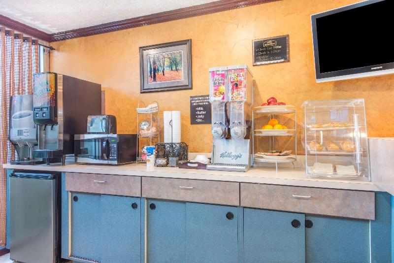 هتل Howard Johnson By Wyndham Historic Lake Charles