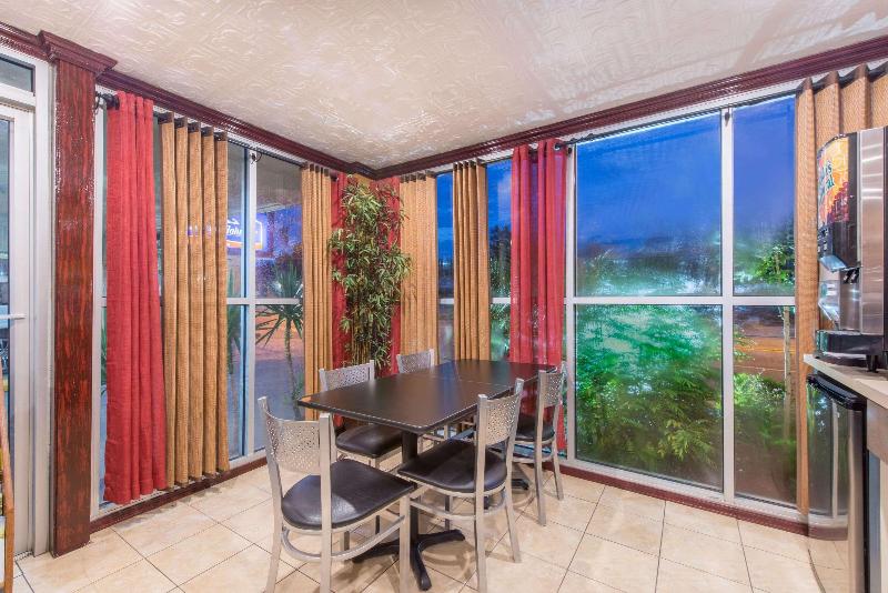 هتل Howard Johnson By Wyndham Historic Lake Charles