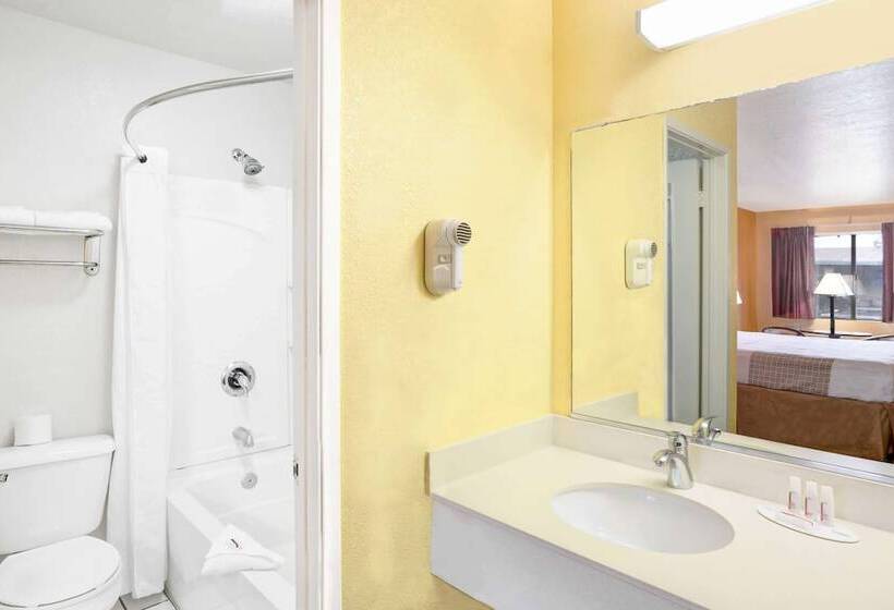 فندق Howard Johnson By Wyndham Modesto Ceres