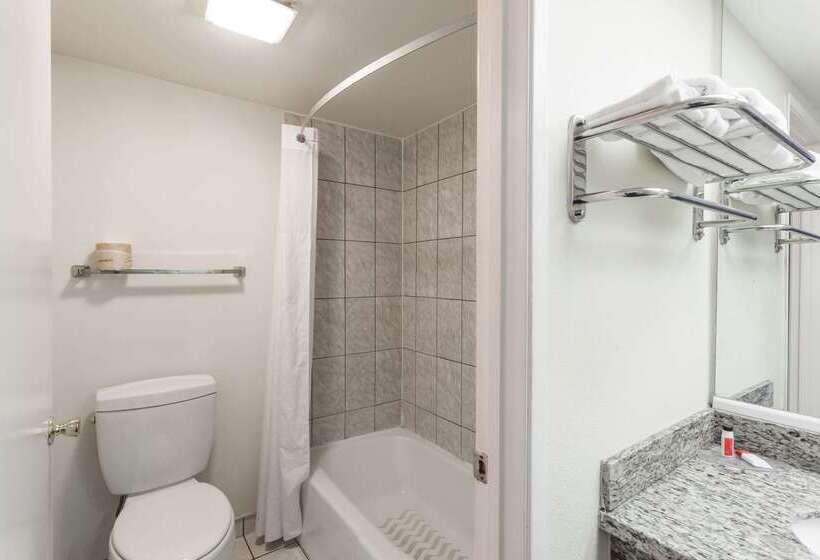 فندق Howard Johnson By Wyndham Norco