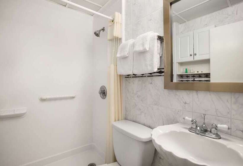 هتل Howard Johnson By Wyndham Ocean City Oceanfront