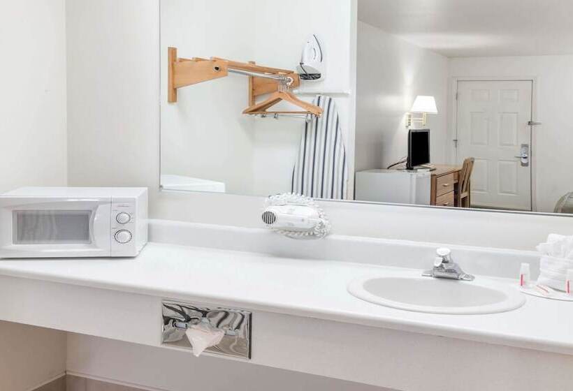 فندق Howard Johnson By Wyndham Roseburg