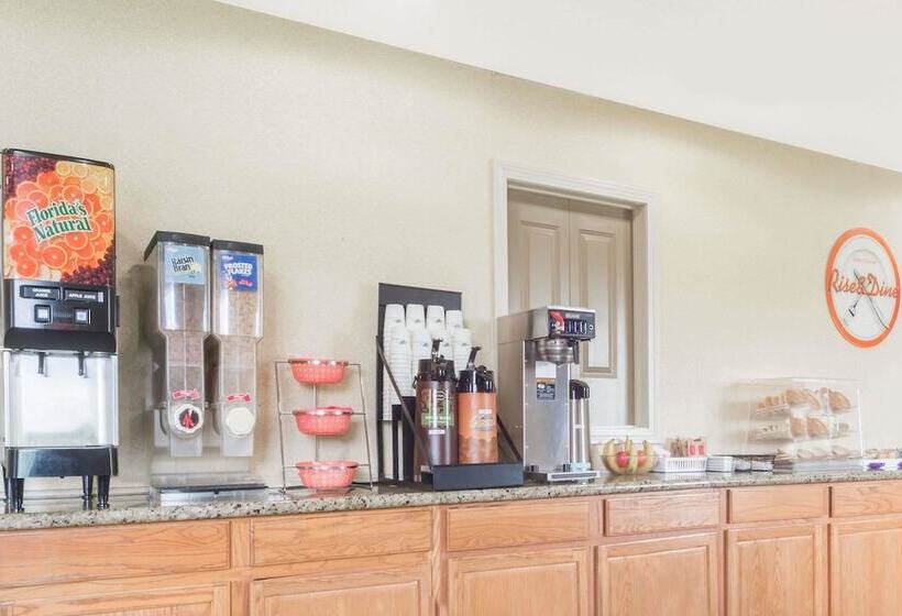 هتل Howard Johnson By Wyndham Springfield