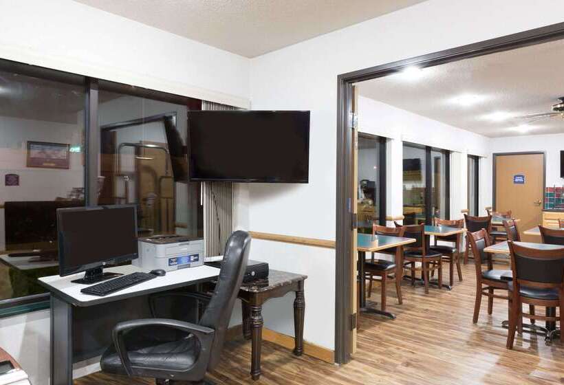 ホテル Howard Johnson By Wyndham Wichita Airport