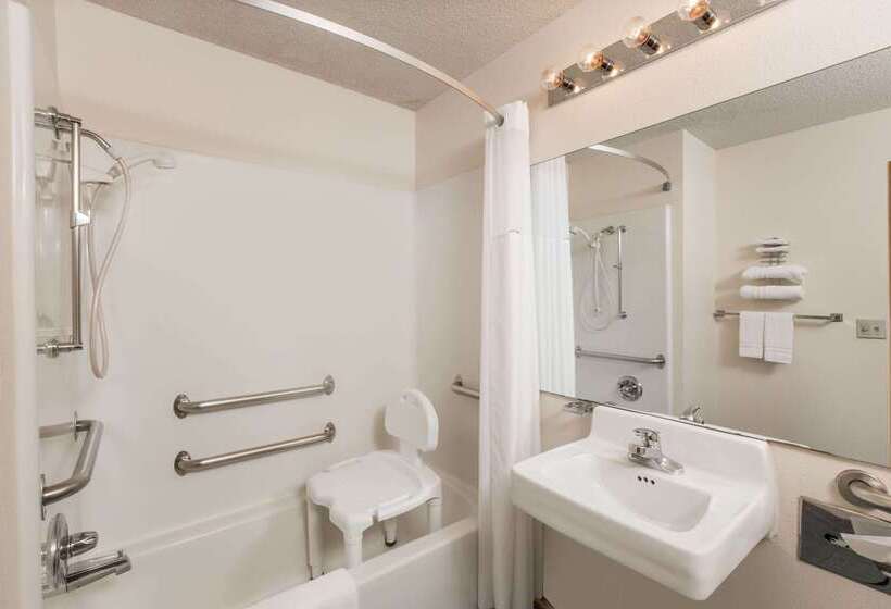 ホテル Howard Johnson By Wyndham Wichita Airport