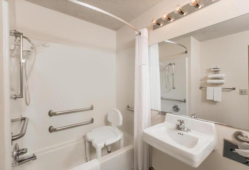 ホテル Howard Johnson By Wyndham Wichita Airport