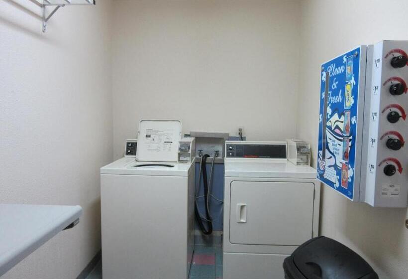 ホテル Howard Johnson By Wyndham Wichita Airport