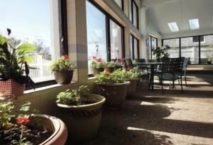 Отель Hyannis Travel Inn