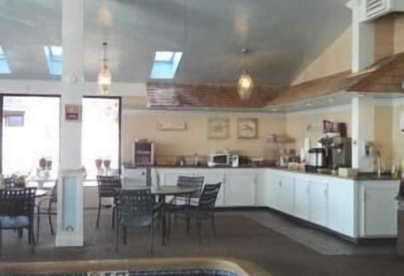 Отель Hyannis Travel Inn