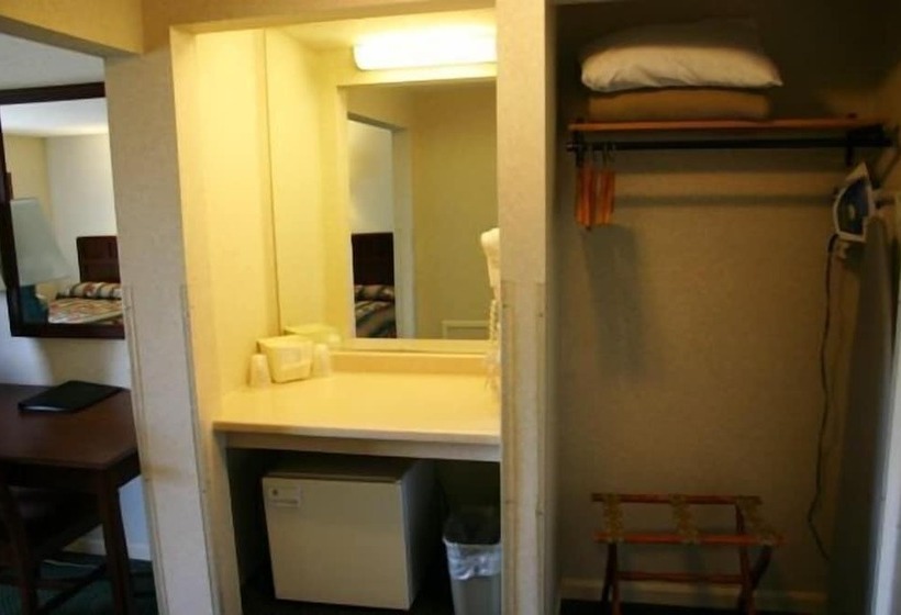 Отель Hyannis Travel Inn