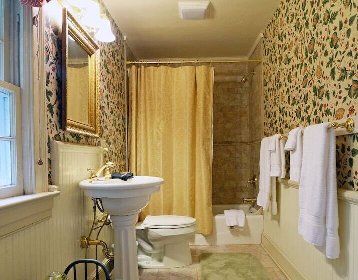 هتل Inn At Monticello