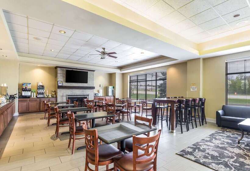 בית מלון כפרי Quality Suites Milwaukee Airport