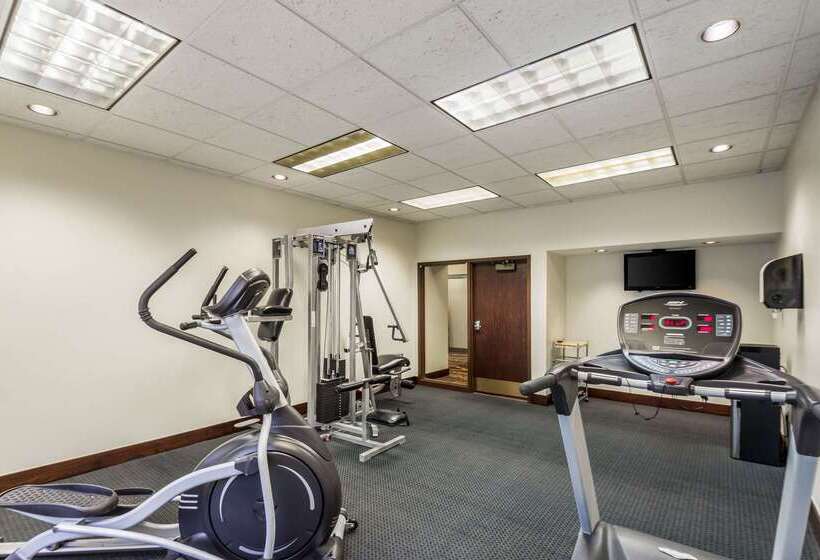 בית מלון כפרי Quality Suites Milwaukee Airport