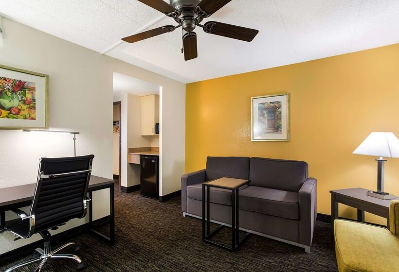 هتل Quality Suites Milwaukee Airport