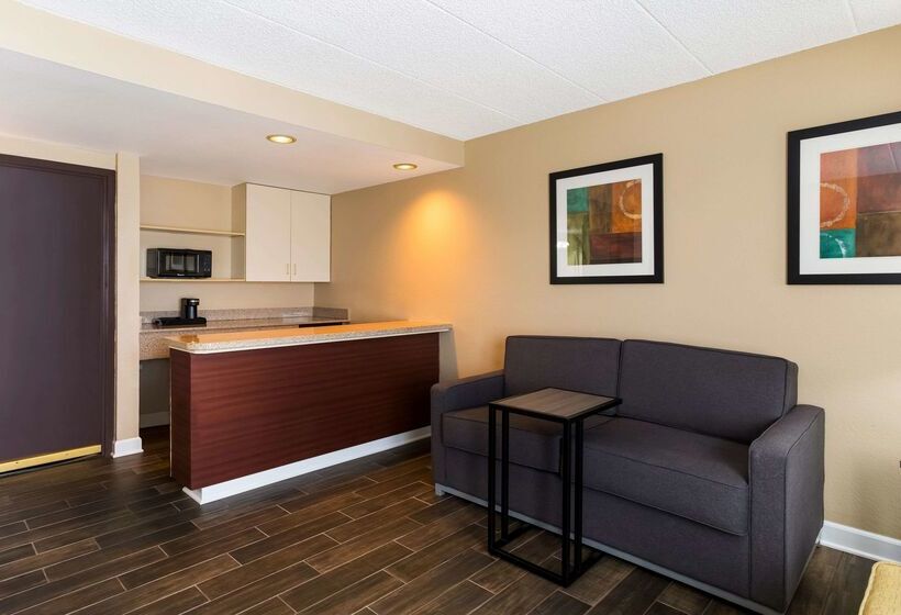 בית מלון כפרי Quality Suites Milwaukee Airport