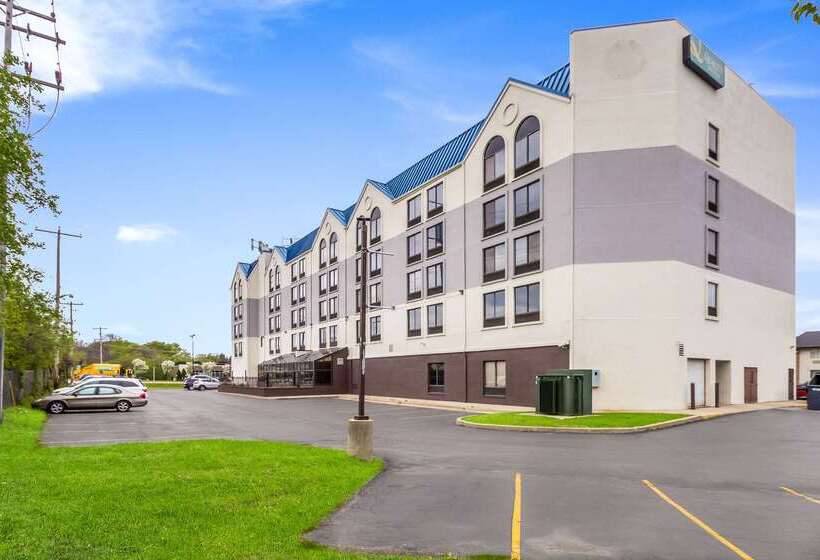 בית מלון כפרי Quality Suites Milwaukee Airport