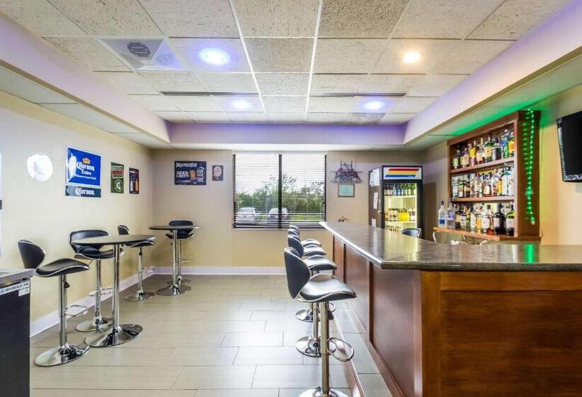 בית מלון כפרי Quality Suites Milwaukee Airport