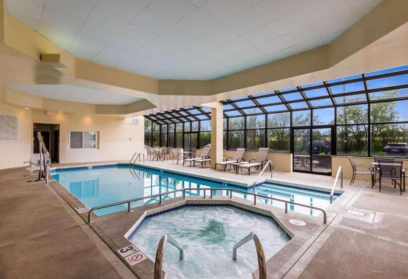 בית מלון כפרי Quality Suites Milwaukee Airport