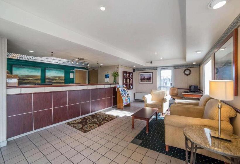 فندق على الطريق Rodeway Inn & Suites