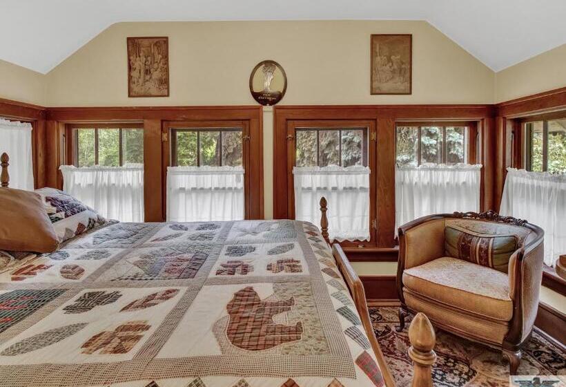 Robins Nest Bed & Breakfast