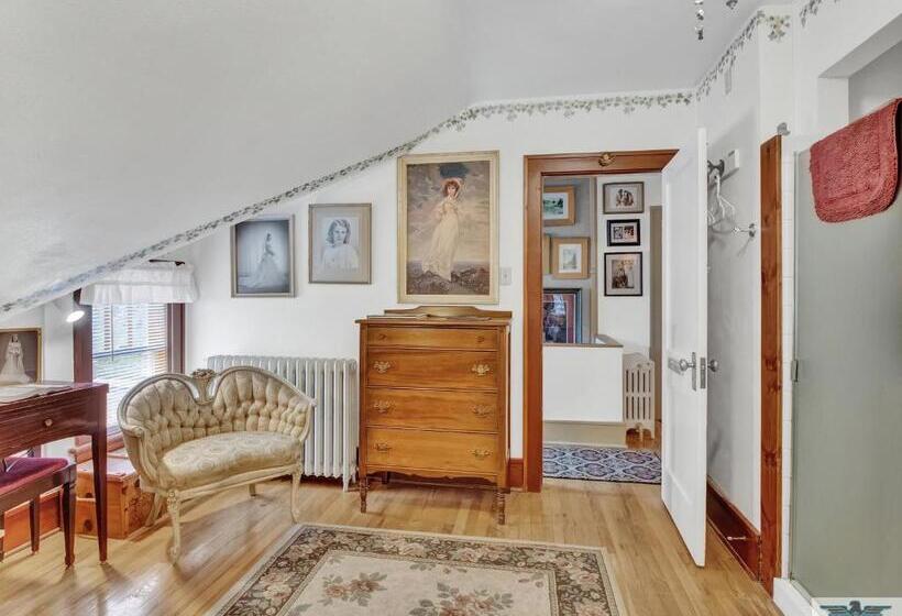 Robins Nest Bed & Breakfast