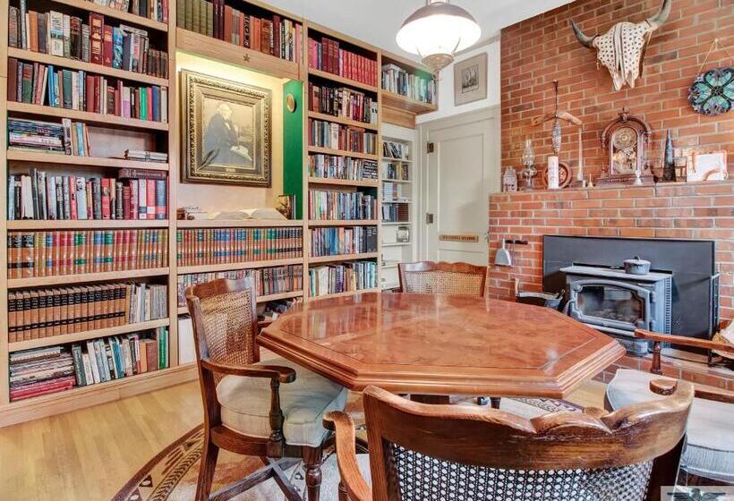 Robins Nest Bed & Breakfast