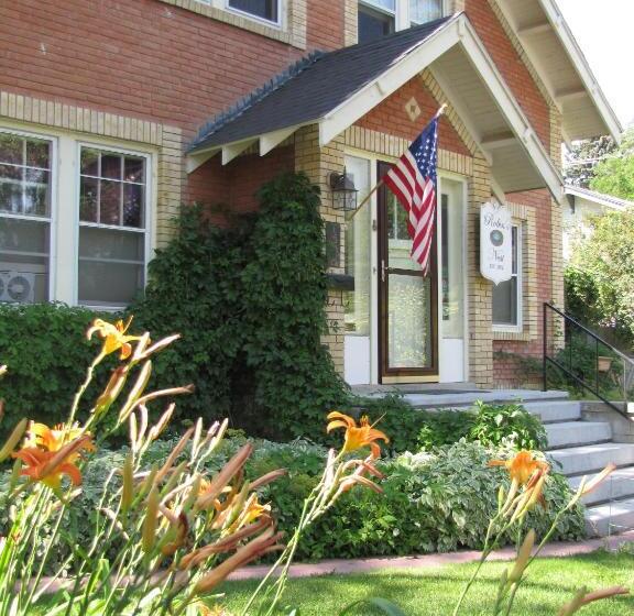 Robins Nest Bed & Breakfast