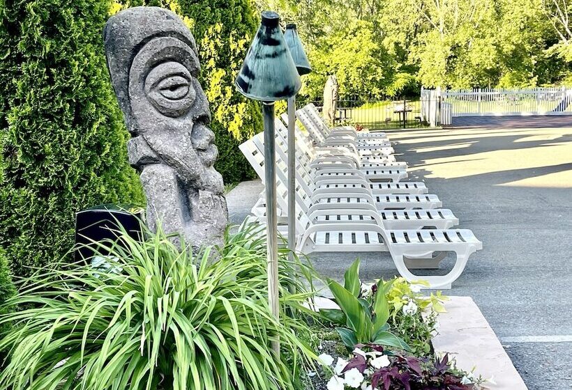 Tiki Resort   Lake George